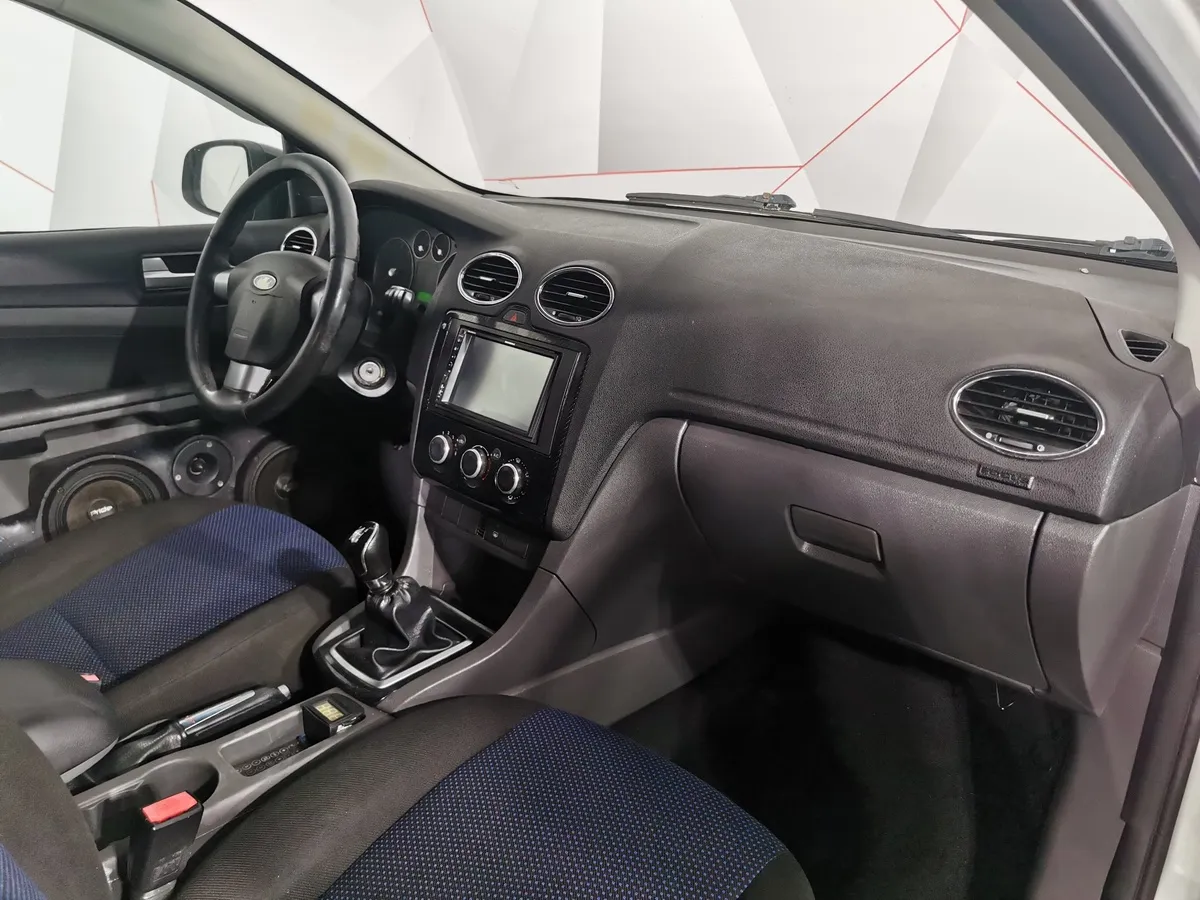 Ford Focus 1.8 MT (125 л.с.) Ghia Серебристый в АВИЛОН. Слайд №11