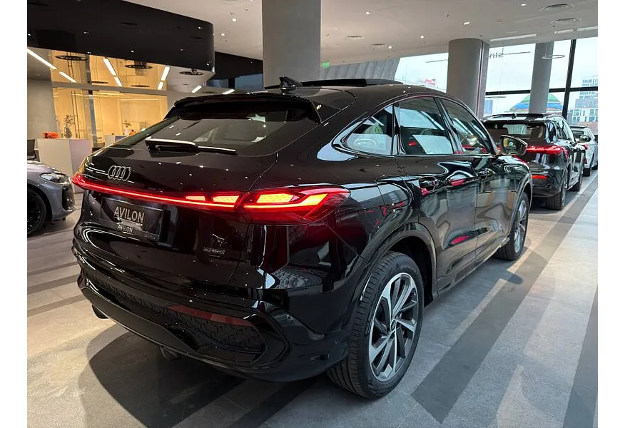 Audi Q5 Sportback 2.0 TFSI S tronic quattro (272 л.с.) Черный в АВИЛОН. Слайд №7 Audi Q5 Sportback 2.0 TFSI S tronic quattro (272 л.с.) Черный в АВИЛОН. Слайд №7