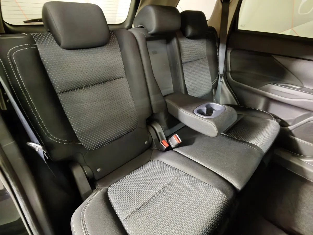 Mitsubishi Outlander 2.0 MIVEC CVT 2WD (146 л.с.) Intense Plus Черный в АВИЛОН. Слайд №17