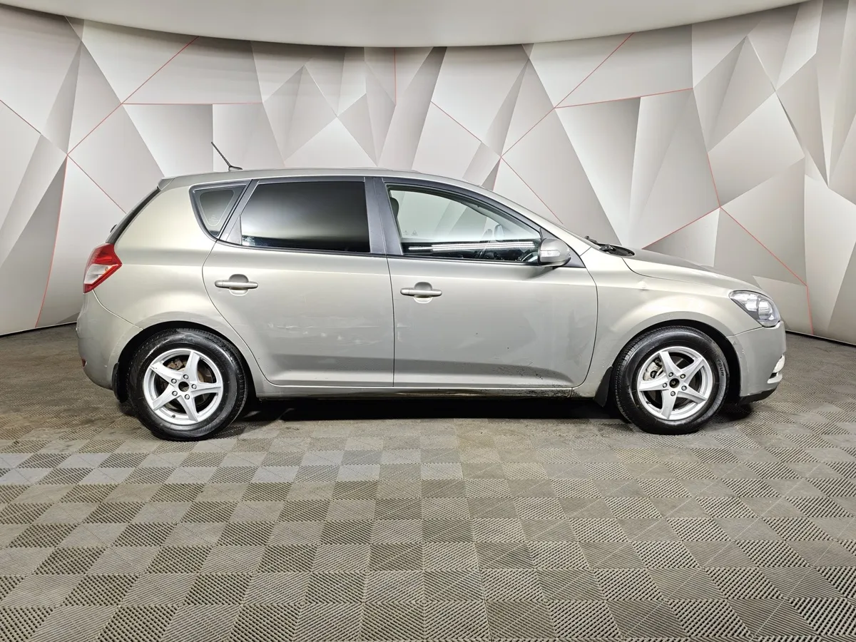 Kia Ceed 1.6 AT (122 л.с.) Серебристый в АВИЛОН. Слайд №6