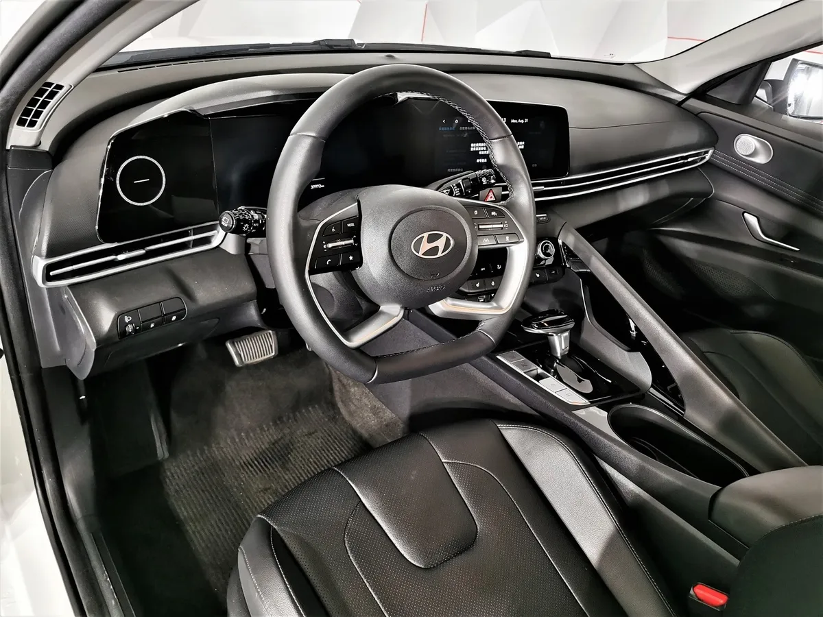 Hyundai Elantra 1.5 CTV (115 л.с.) Premium Edition Белый в АВИЛОН. Слайд №18