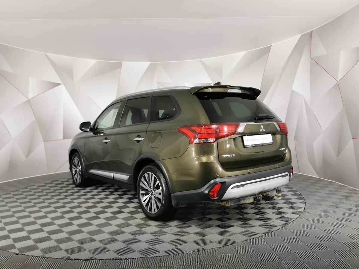 Mitsubishi Outlander 2.4 MIVEC CVT 4WD 7 мест (167 л.с.) Ultimate Коричневый в АВИЛОН. Слайд №4