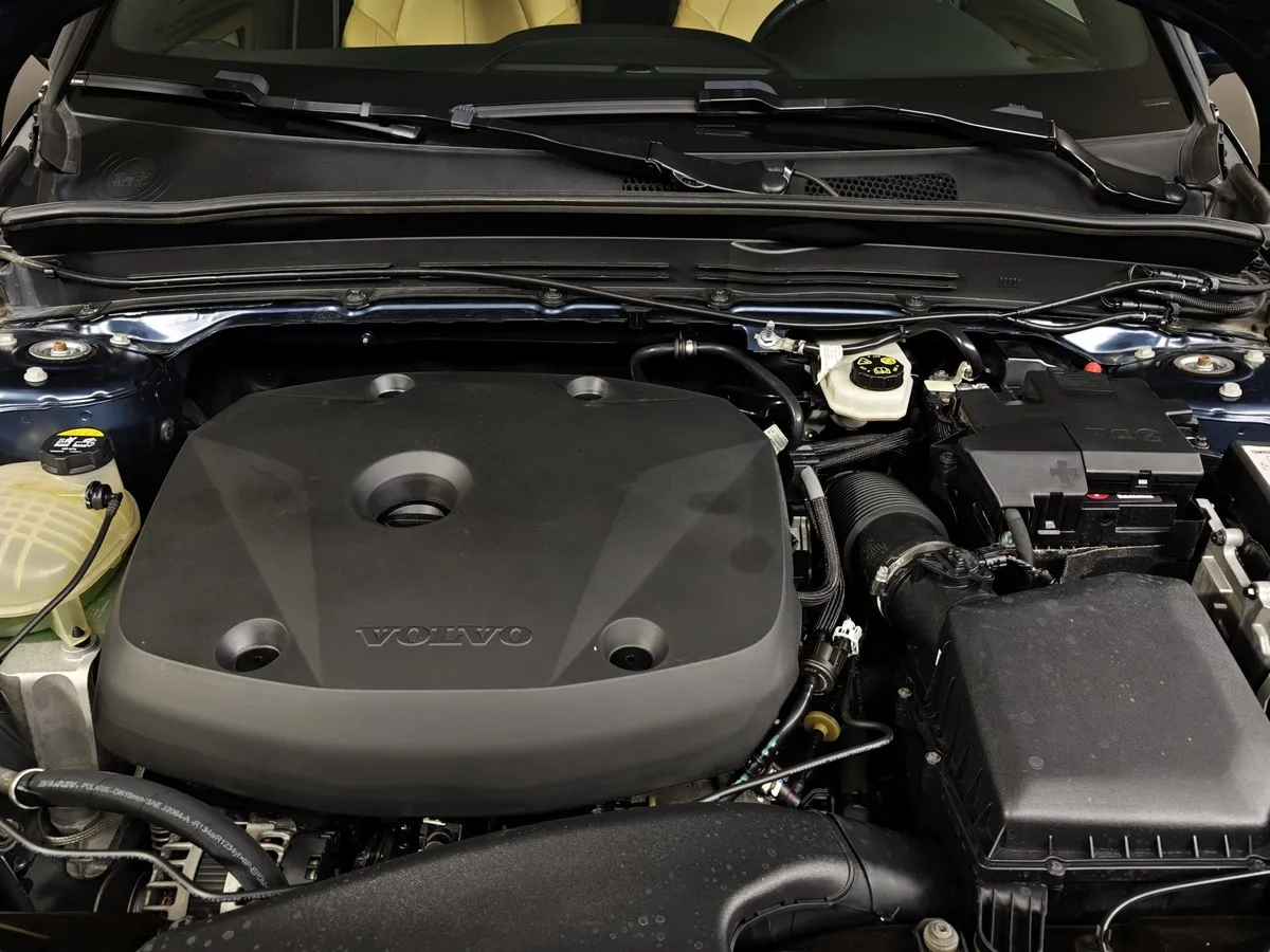 Volvo XC40 2.0 T4 Drive-E AT AWD (190 л.с.) Синий в АВИЛОН. Слайд №11
