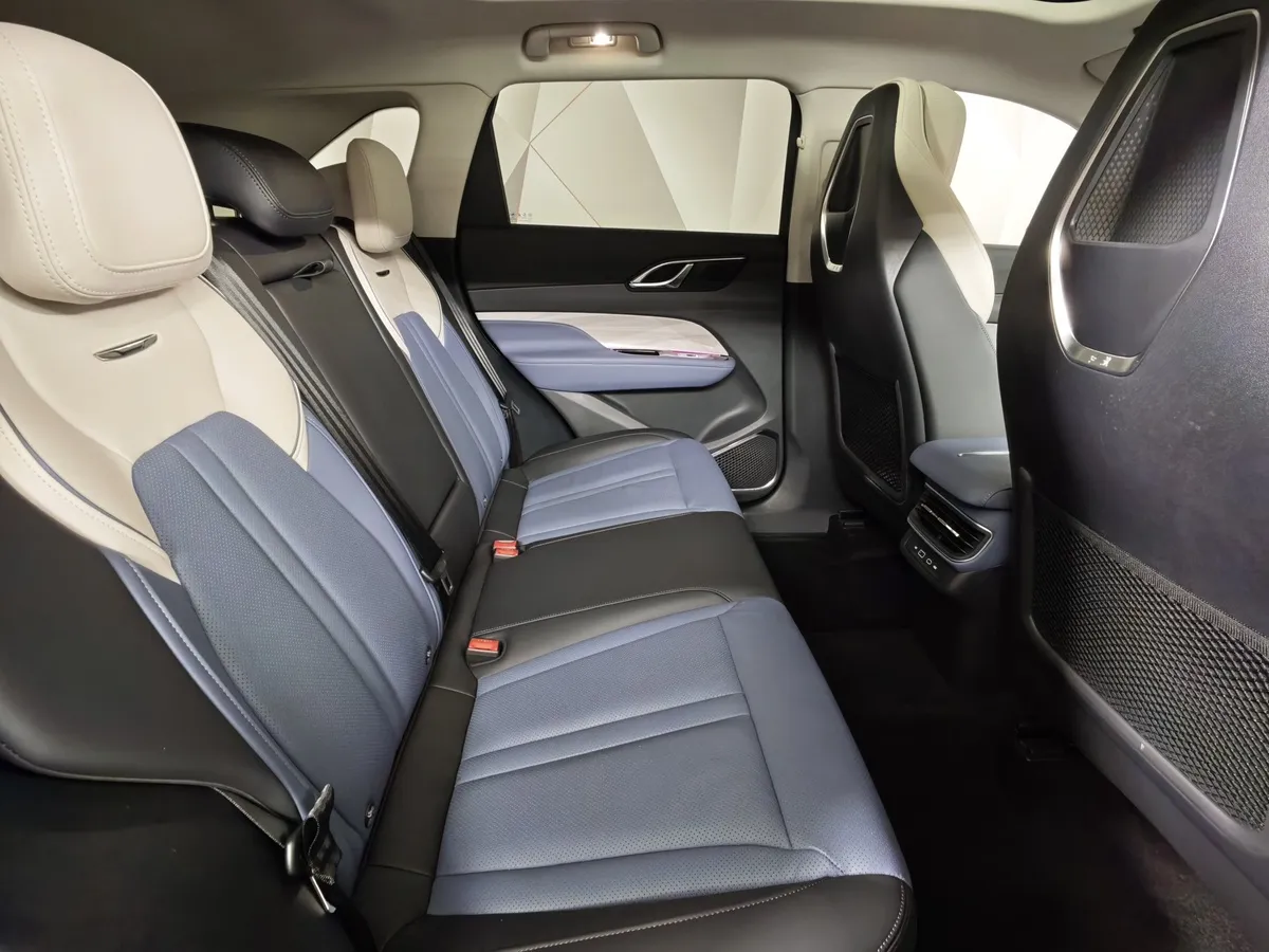 Hongqi HS3 2.0T 8AT 4WD (245 л.с.) Делюкс Черный в АВИЛОН. Слайд №16