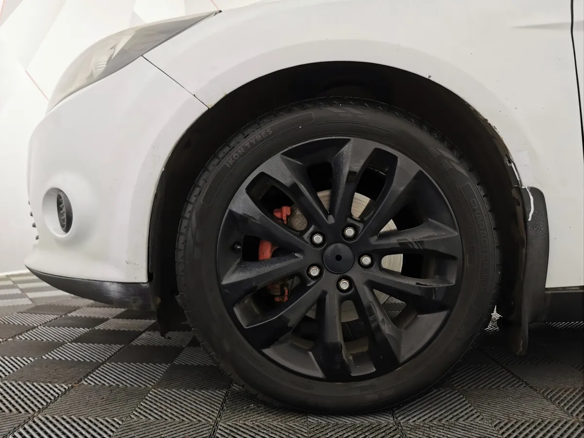 Ford Focus 1.6 MT (105 л.с.) Trend Белый в АВИЛОН. Слайд №9