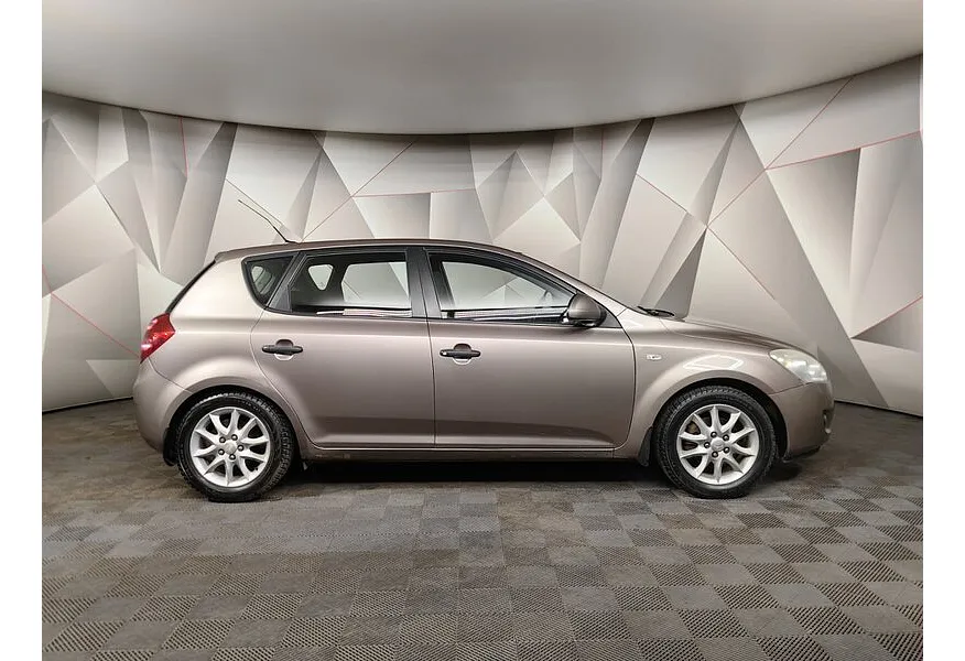 Kia Ceed 1.4 MT (109 л.с.) Бежевый в АВИЛОН. Слайд №6