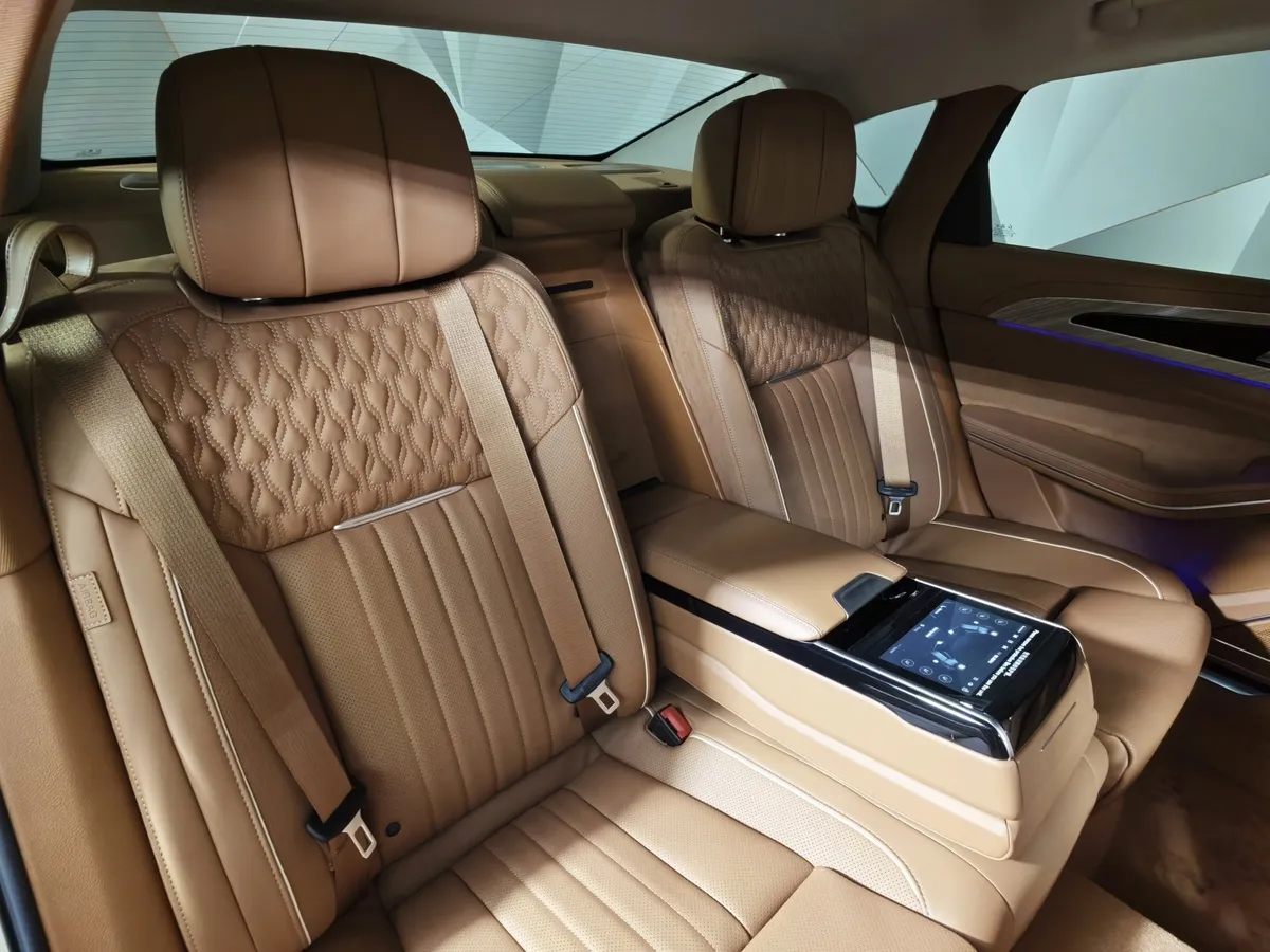 Hongqi H9 2.0T AT (245 л.с.) Делюкс Коричневый в АВИЛОН. Слайд №16 Hongqi H9 2.0T AT (245 л.с.) Делюкс Коричневый в АВИЛОН. Слайд №16