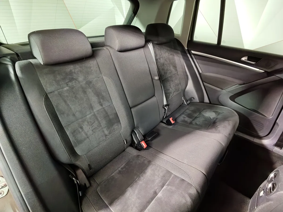 Volkswagen Tiguan 2.0 TSI 4Motion AT (180 л.с.) Sport & Style Коричневый в АВИЛОН. Слайд №17
