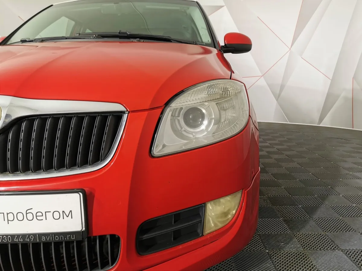 Skoda Fabia 1.6 MT (105 л.с.) Ambiente Красный в АВИЛОН. Слайд №10
