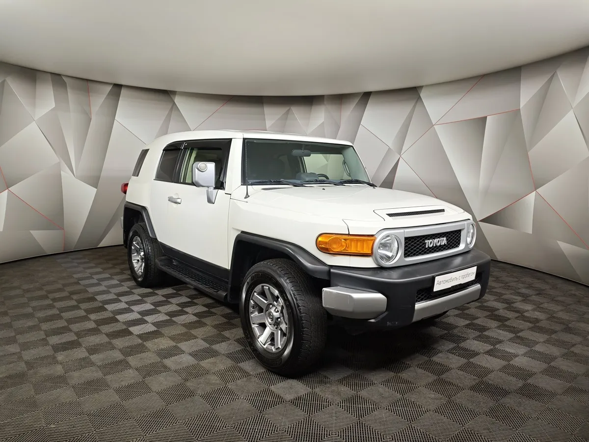 Toyota FJ Cruiser 4.0 AT 4WD (276 л.с.) Белый в АВИЛОН. Слайд №3