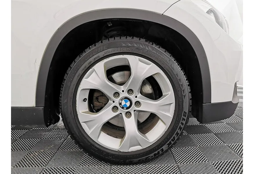 BMW X1 sDrive18i AT (150 л.с.) Базовая. Локальная сборка Белый в АВИЛОН. Слайд №7