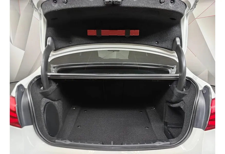 BMW 3 серия 320i xDrive AT (184 л.с.) M Sport Белый в АВИЛОН. Слайд №9