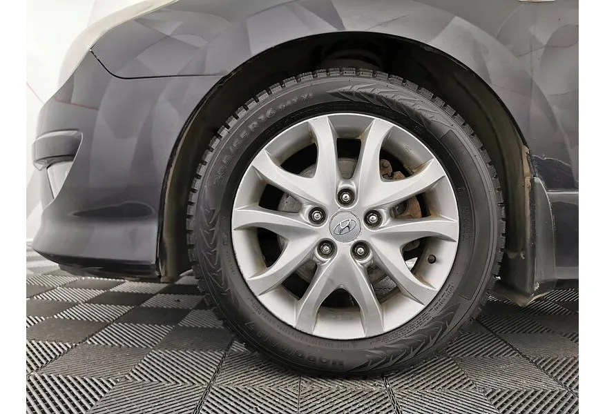 Hyundai i30 1.6 MT (122 л.с.) Черный в АВИЛОН. Слайд №9