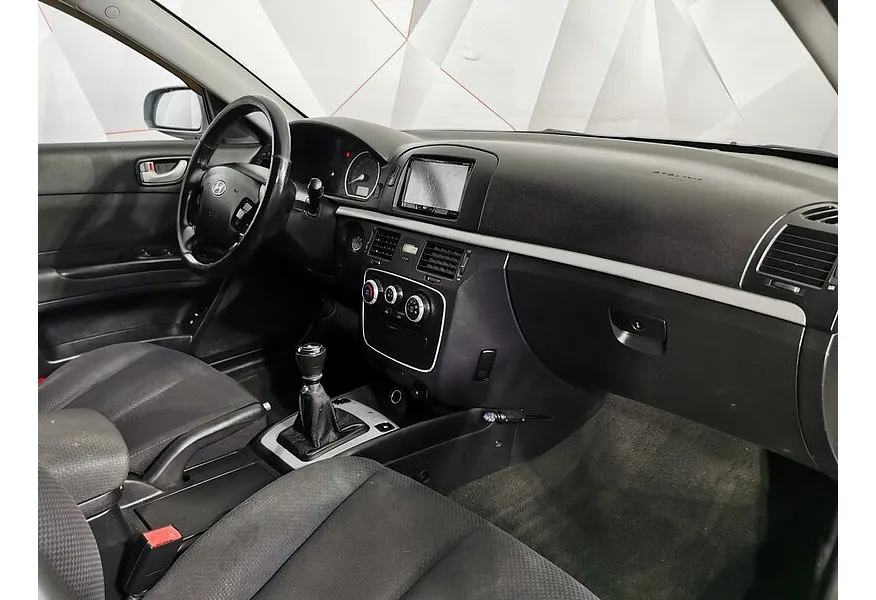 Hyundai Sonata 2.0 MT (144 л.с.) Серебристый в АВИЛОН. Слайд №13