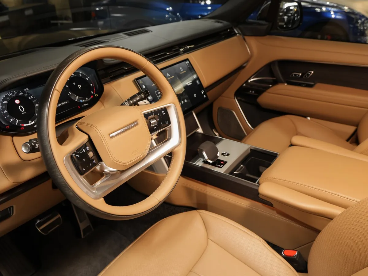 Land Rover Range Rover 4.4 P530 V8 LWB AT AWD (530 л.с.) Autobiography Черный в АВИЛОН. Слайд №15