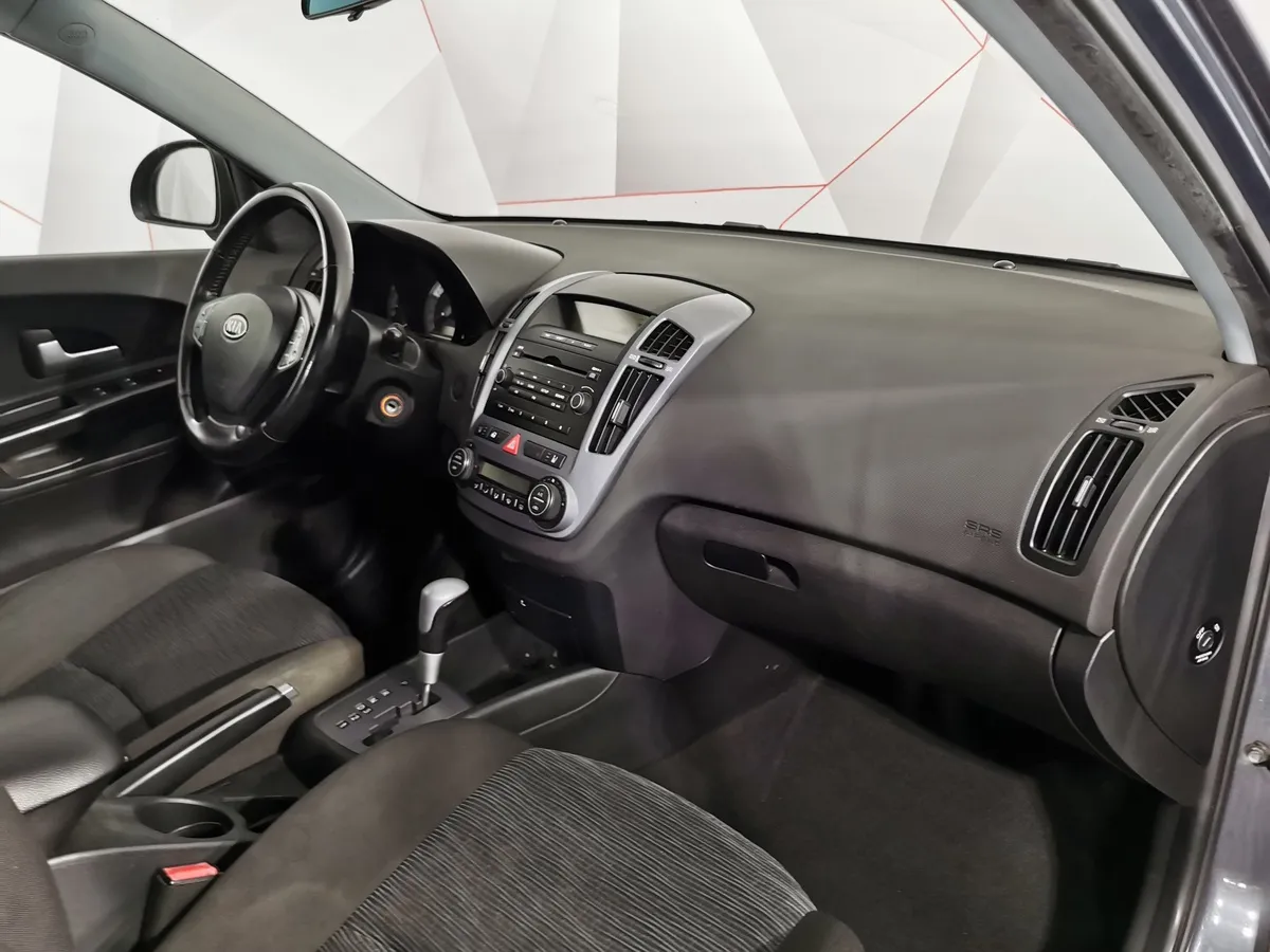 Kia Ceed 2.0 AT (143 л.с.) Серый в АВИЛОН. Слайд №10