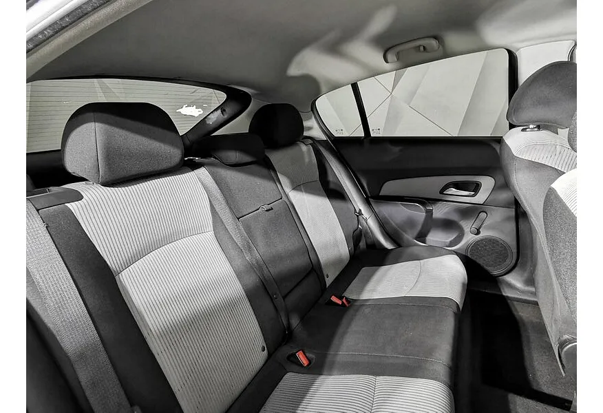 Chevrolet Cruze 1.6 MT (109 л.с.) Черный в АВИЛОН. Слайд №15