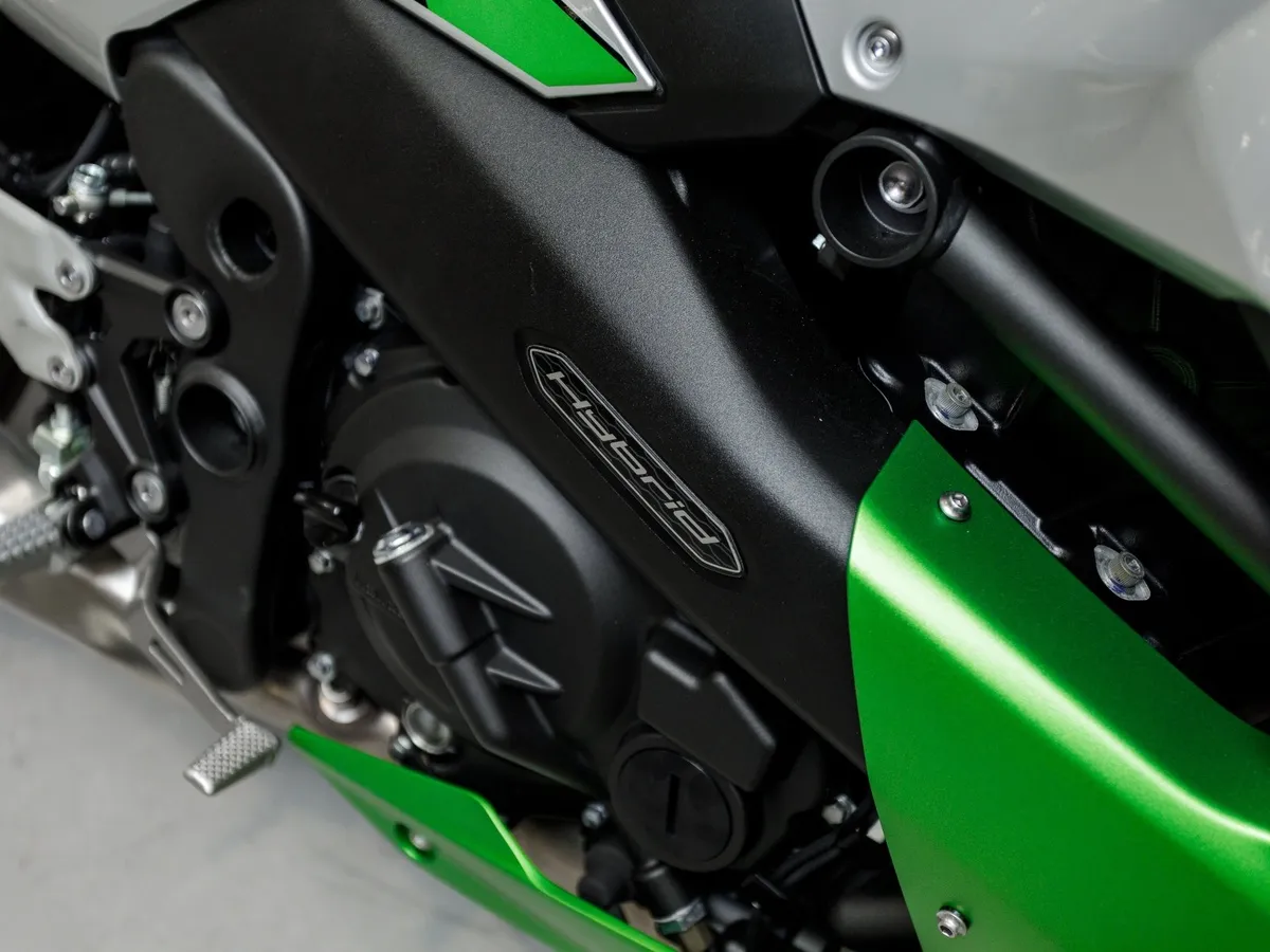 Kawasaki Ninja 7 Hybrid 450 см³ (69 л.с.) 450 Серебристый в АВИЛОН. Слайд №10