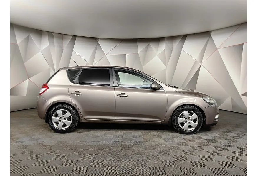 Kia Ceed 1.6 AT (122 л.с.) Бежевый в АВИЛОН. Слайд №6