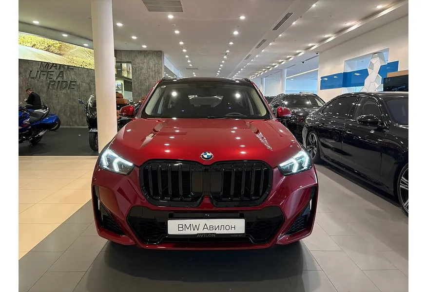 BMW X1 xDrive25 Li (204 л.с.) Красный в АВИЛОН. Слайд №3