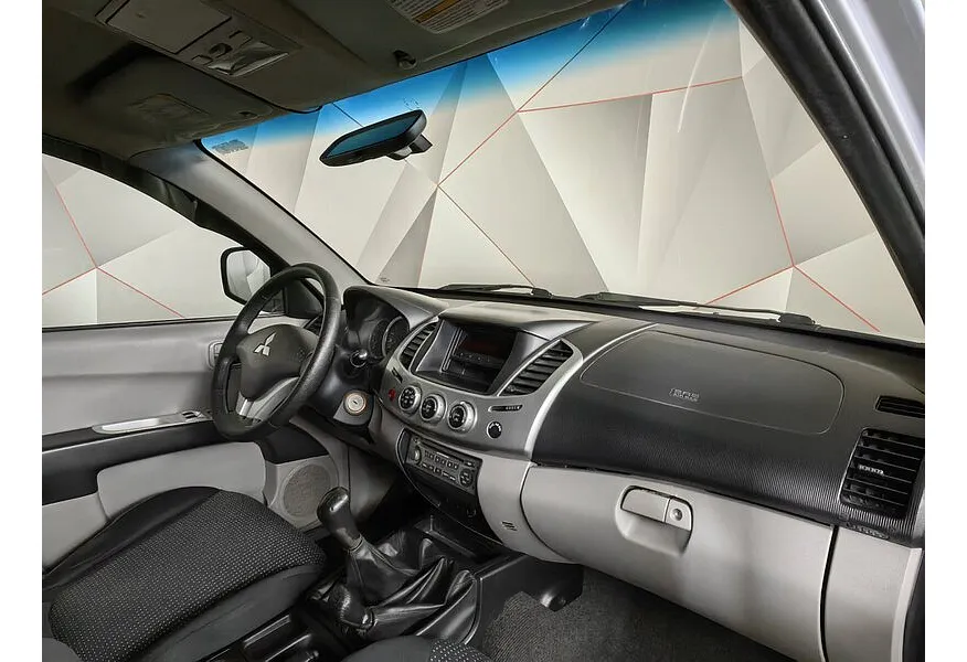 Mitsubishi L200 2.5 DI-D MT 4WD (136 л.с.) Серебристый в АВИЛОН. Слайд №10