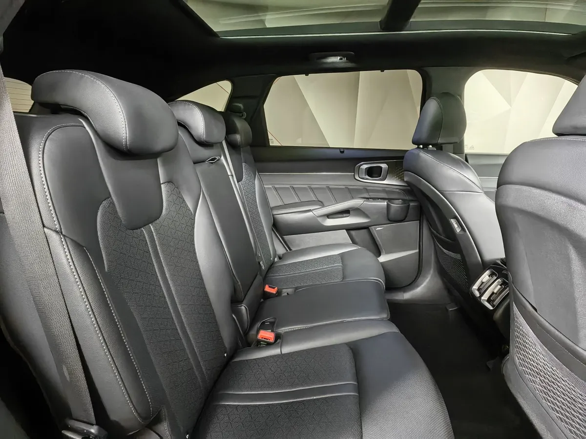 Kia Sorento 2.5 MPI 4WD AT (180 л.с.) Comfort Черный в АВИЛОН. Слайд №16