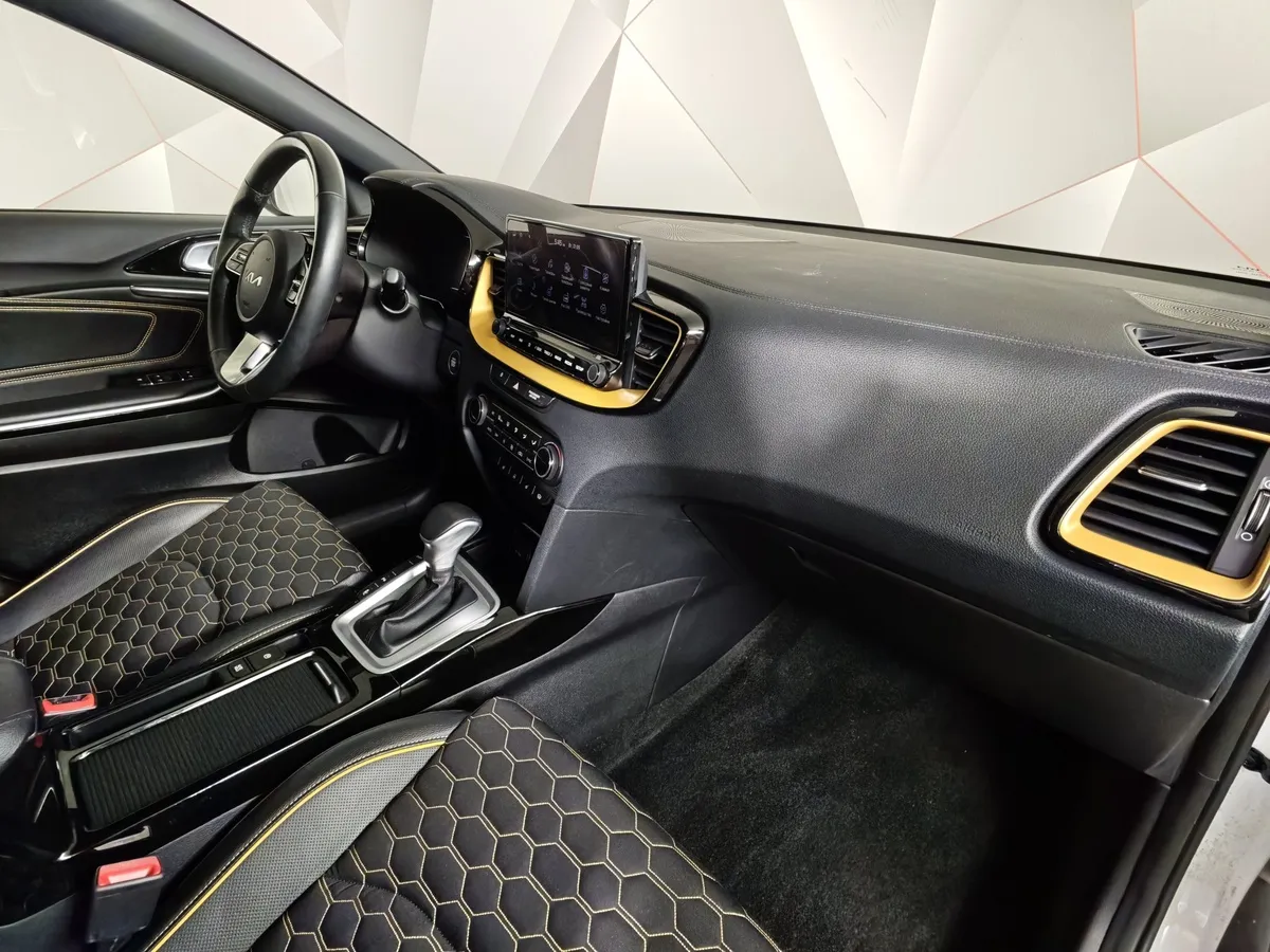 Kia XCeed 1.4 T-GDI (140 л.c.) Premium Plus Белый в АВИЛОН. Слайд №13