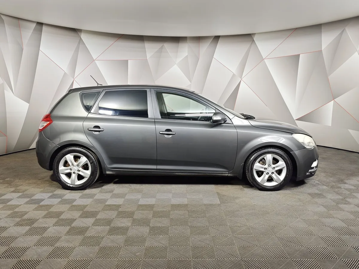 Kia Ceed 1.6 MT (129 л.с.) Comfort Серебристый в АВИЛОН. Слайд №6