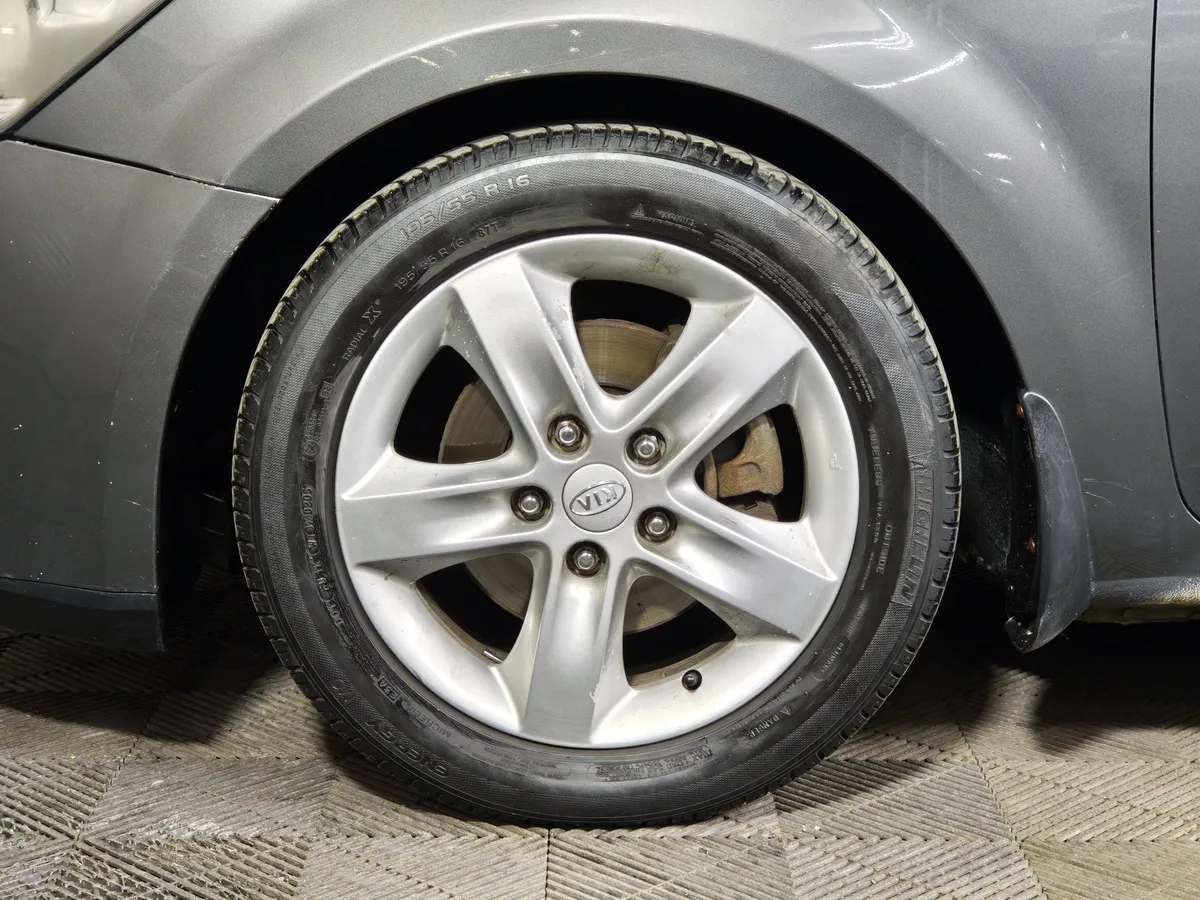 Kia Ceed 1.6 MT (129 л.с.) Comfort Серебристый в АВИЛОН. Слайд №9