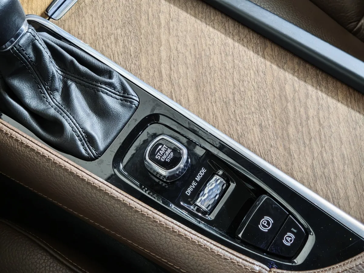 Volvo XC90 2.0 T5 Drive-E AT AWD (5 мест) (249 л.с.) Inscription Серый в АВИЛОН. Слайд №22