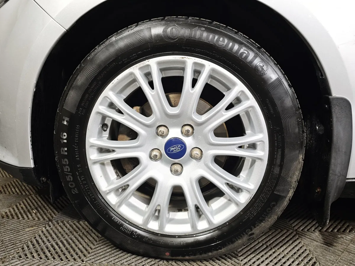 Ford Focus 1.6 PowerShift (125 л.с.) Titanium Серебристый в АВИЛОН. Слайд №9