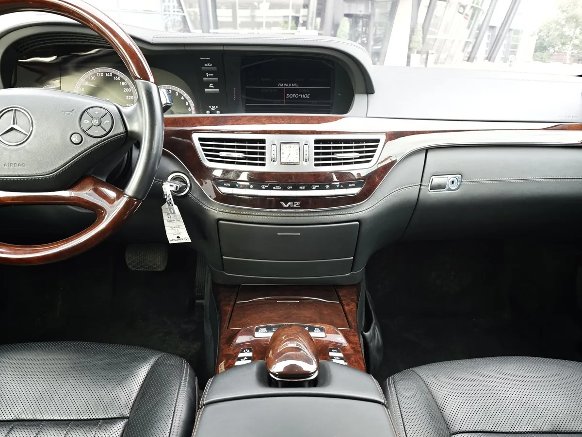 Mercedes-Benz S-Класс S 600 5G-Tronic длинная база (517 л.с.) Черный в АВИЛОН. Слайд №11