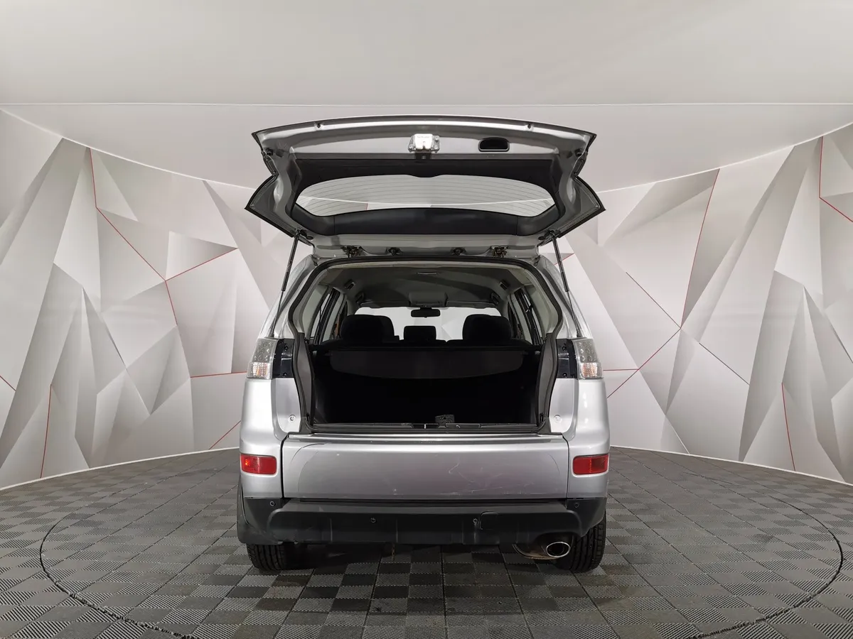 Mitsubishi Outlander 2.4 CVT 4WD (170 л.с.) Серебристый в АВИЛОН. Слайд №10