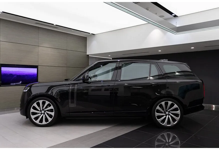 Land Rover Range Rover 4.4 P530 V8 LWB AT AWD (530 л.с.) Autobiography Черный в АВИЛОН. Слайд №2