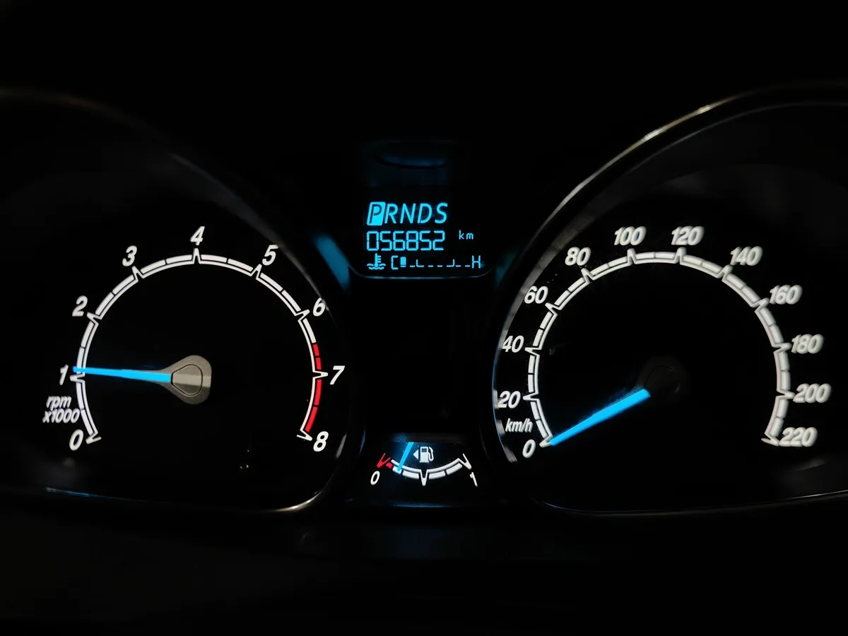 Ford Fiesta 1.4 MT (80 л.с.) Ghia Белый в АВИЛОН. Слайд №18