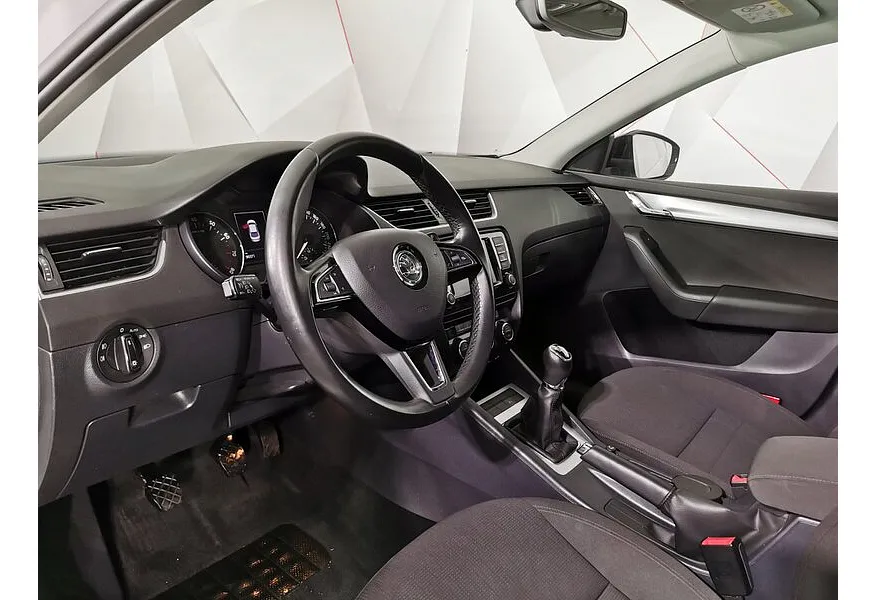 Skoda Octavia 1.8 TSI MT (180 л.с.) Белый в АВИЛОН. Слайд №19