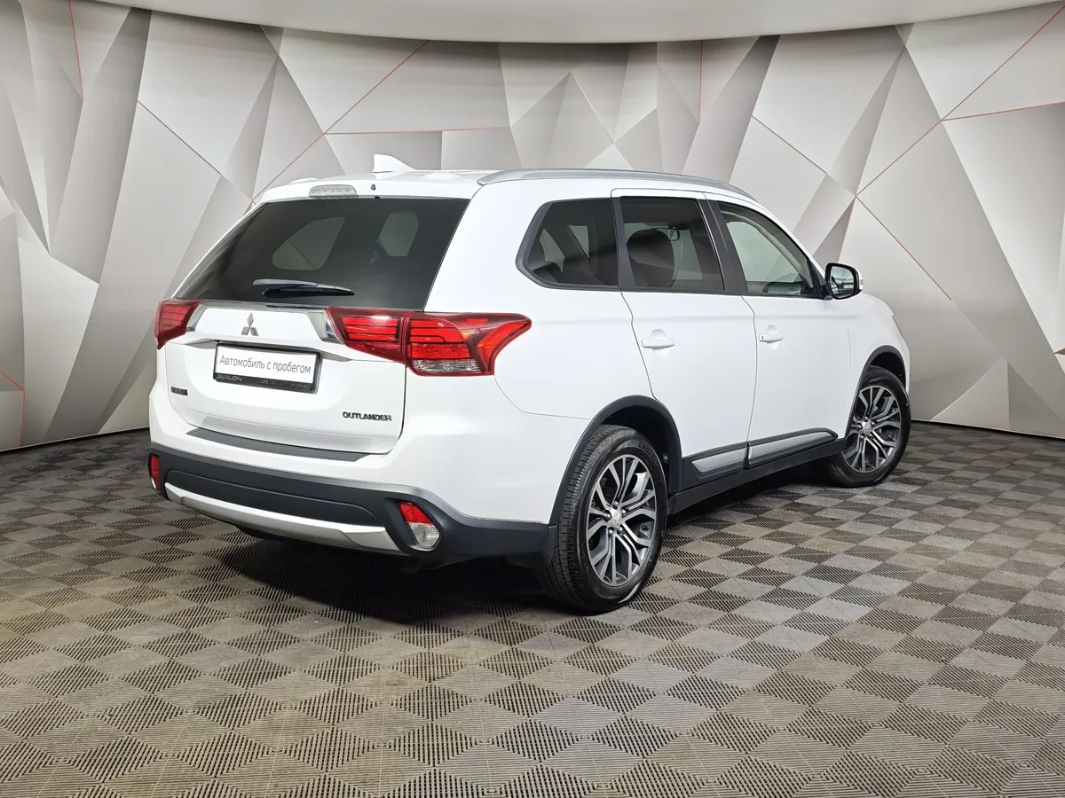 Mitsubishi Outlander 2.0 CVT (146 л.с.) Invite Белый в АВИЛОН. Слайд №2