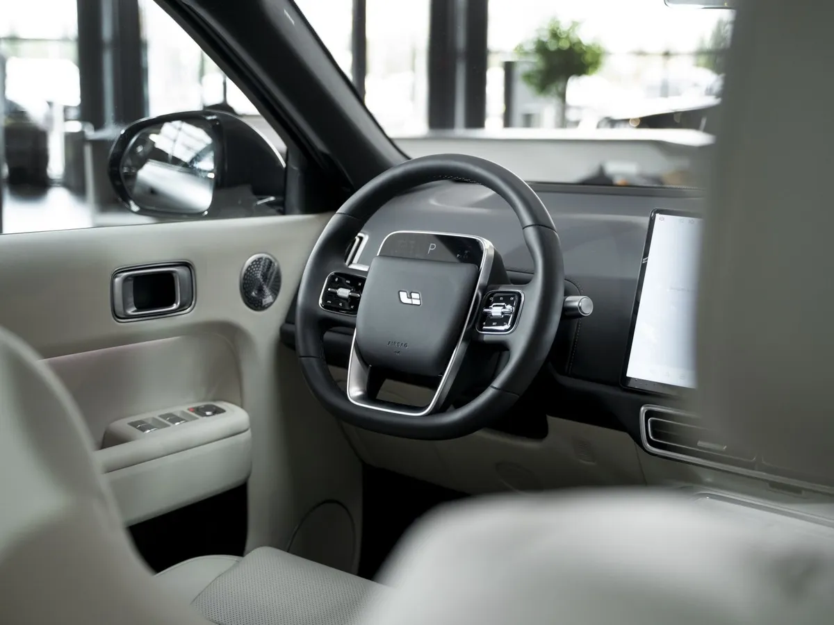 Li Auto L9 1.5 AT 4WD (449 л.с.) Ultra Черный в АВИЛОН. Слайд №5