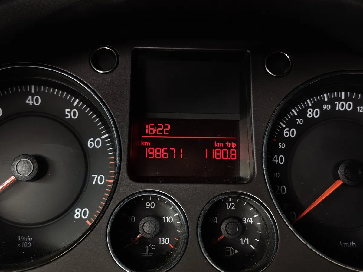 Volkswagen Passat 1.6 MPI MT (102 л.с.) Черный в АВИЛОН. Слайд №17
