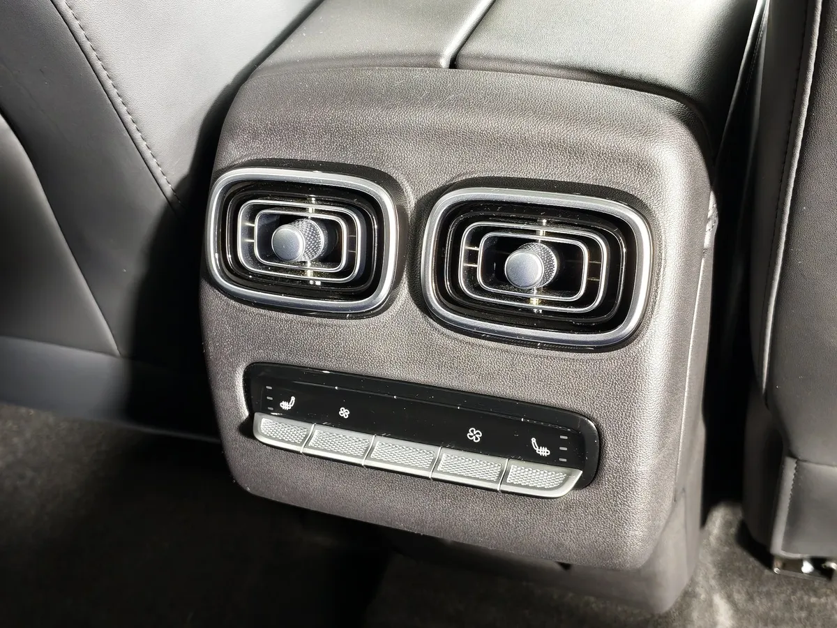 JAECOO J8 2.0 DCT 4WD (249 л.с.) Престиж (двухцветный) Серый в АВИЛОН. Слайд №28