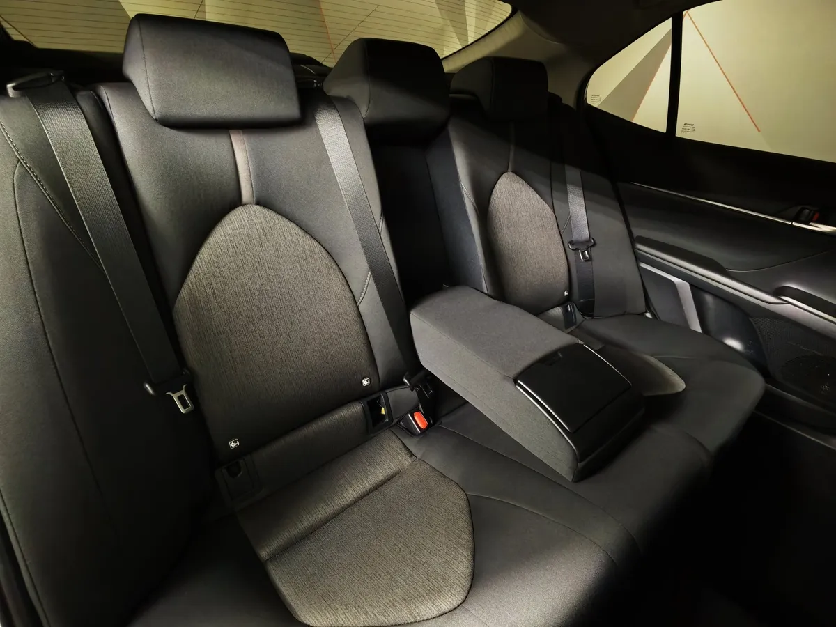 Toyota Camry 2.0 AT (150 л.с.) Белый в АВИЛОН. Слайд №17