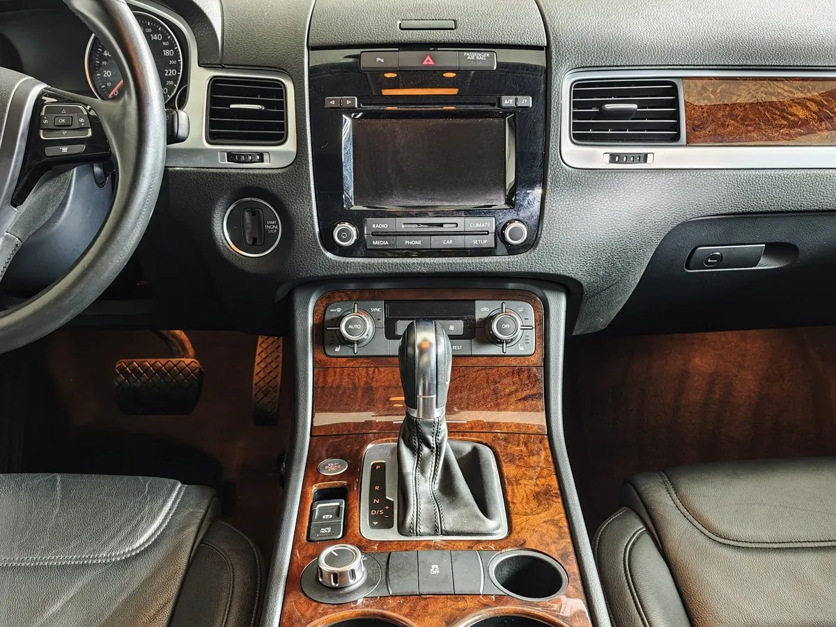 Volkswagen Touareg 3.6 FSI Tiptronic 4Motion (249 л.с.) V6 FSI Белый в АВИЛОН. Слайд №14
