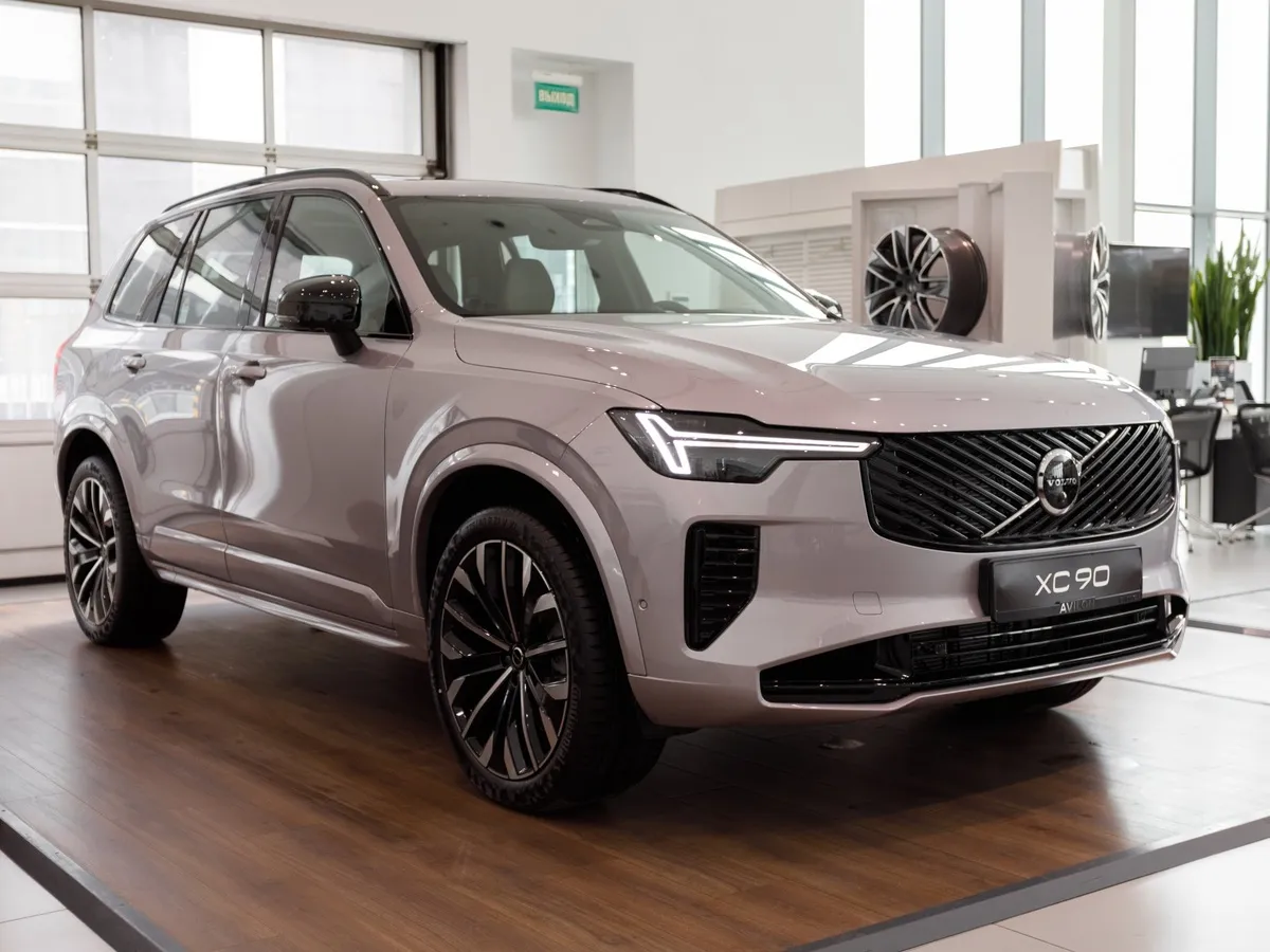 Volvo XC90 2.0 B6 mild hybrid AT AWD (7 мест) (300 л.с.) Ультра темный Серебристый в АВИЛОН. Слайд №2