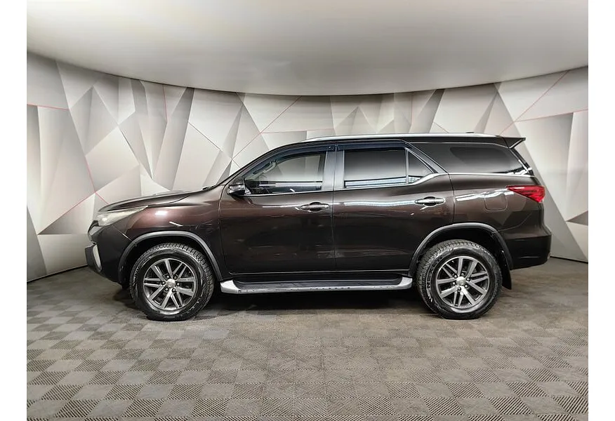 Toyota Fortuner 2.8 TD AT 4WD (177 л.с.) Комфорт Коричневый в АВИЛОН. Слайд №5