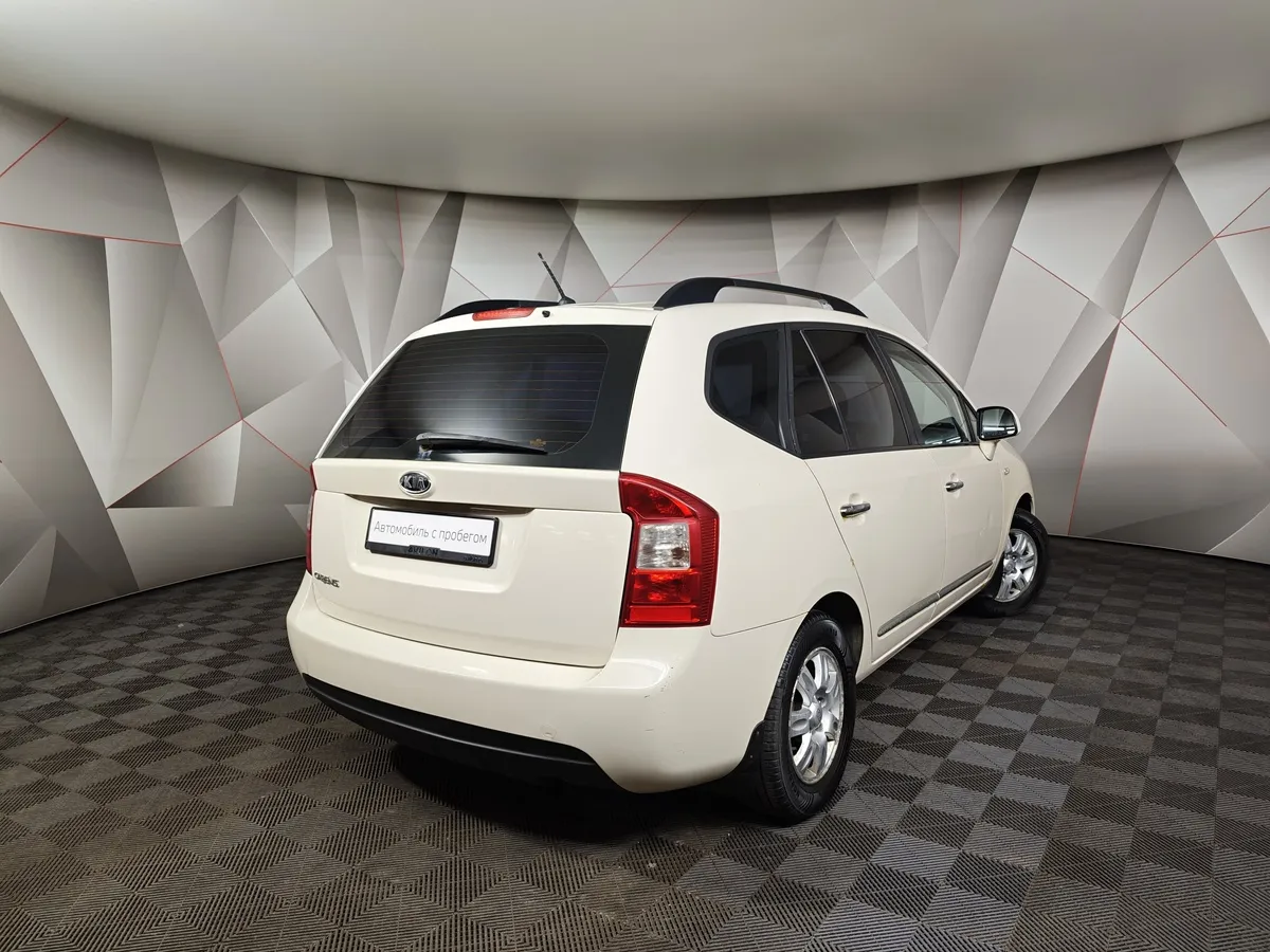 Kia Carens 2.0 MT (137 л.с.) Бежевый в АВИЛОН. Слайд №2