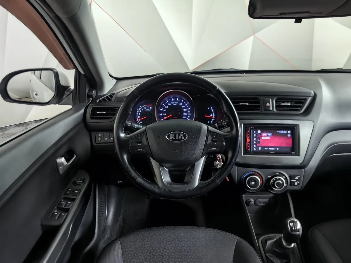 Kia Rio 1.6 MT (123 л.с.) Белый в АВИЛОН. Слайд №20