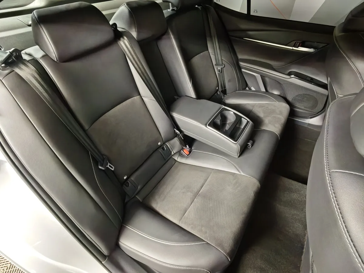 Toyota Camry 2.0h CVT (197 л.с.) Sport Plus Белый в АВИЛОН. Слайд №17