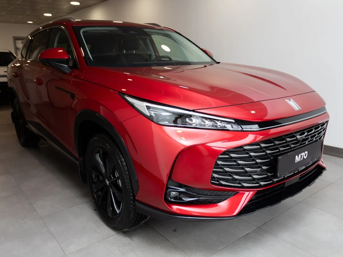 Москвич М70 1.5 DCT FWD (150 л.с.) Драйв Красный в АВИЛОН. Слайд №2