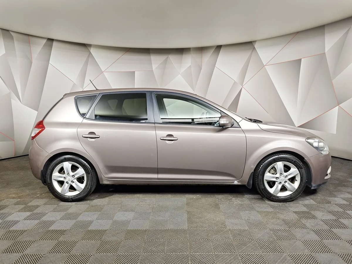 Kia Ceed 1.6 AT (122 л.с.) Бежевый в АВИЛОН. Слайд №6