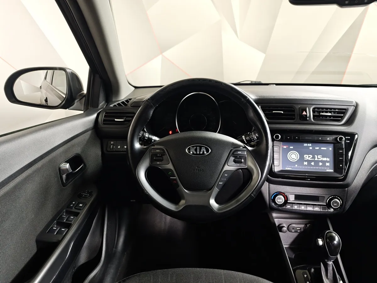 Kia Rio 1.6 AT (123 л.с.) Черный в АВИЛОН. Слайд №16